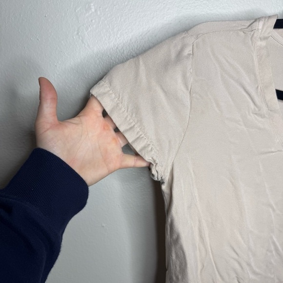 BELLA DAHL V-NECK SHORT SLEEVE TEE SOFT TAN - Picture 7 of 8